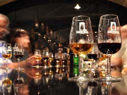 Bodegas de Oporto, catando el vino